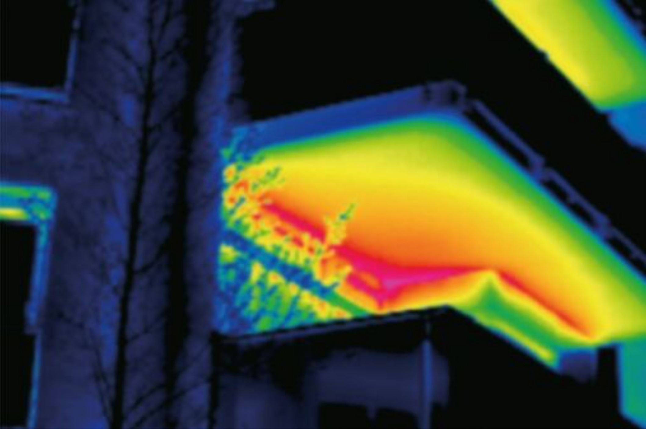 Infrared scan of a balcony thermal bridge with higher temperatures at the exterior slab
